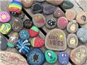 Veranstaltungsbild Bunte Strandsteine- Kreativzeit am Wasser